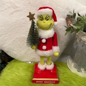 Grinch nutcracker 11” with tree